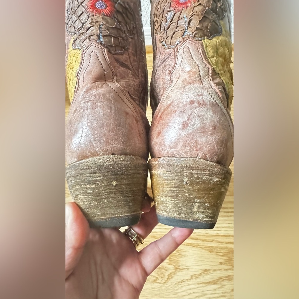 Corral Vintage Distressed Women's Daisy Overlay Cowgirl Boot Snip Toe Size 6 1/2 - Picture 11 of 16